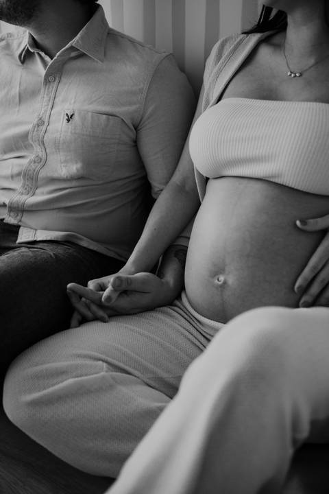 Ensaio gestante em casa em São Paulo preto e branco'
