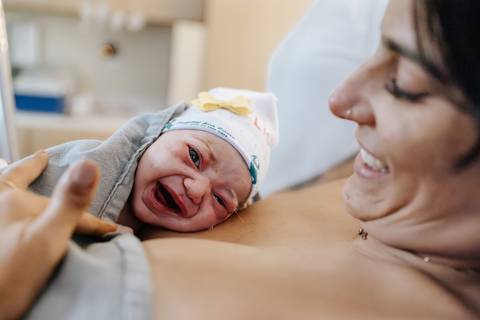 foto de mãe e recém nascida na maternidade'