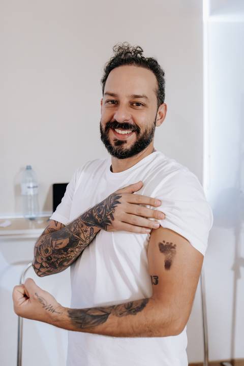 pai com marca de pé da sua filha recém nascida'