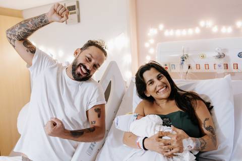 retrato em família na maternidade com bebê recém nascido'