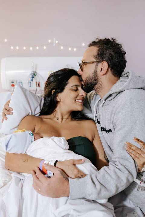 fotografia de pai e mãe com sua filha recém nascida'