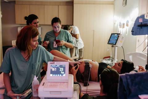 equipe médica durante parto normal no Hospital Ana Costa'