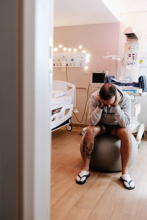 fotografia de pai acompanhando parto normal'