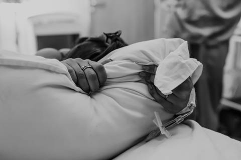 foto de parto em preto e branco'