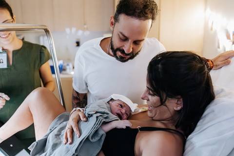 retrato em família com bebê recém nascido na maternidade'