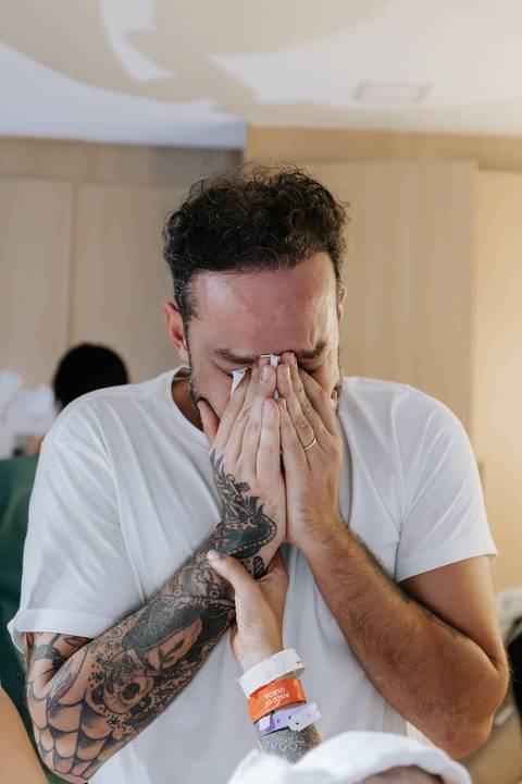 foto de pai chorando com o nascimento de sua filha'