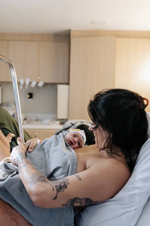 foto de mãe e filha na maternidade'