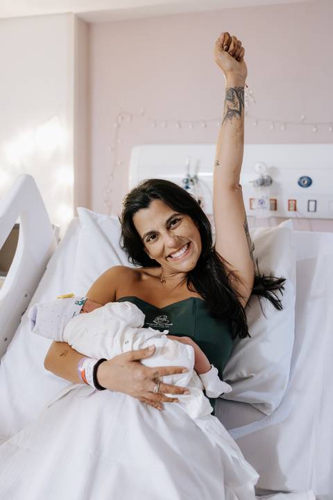 retrato de mãe e filha recém nascida na maternidade em Santos'