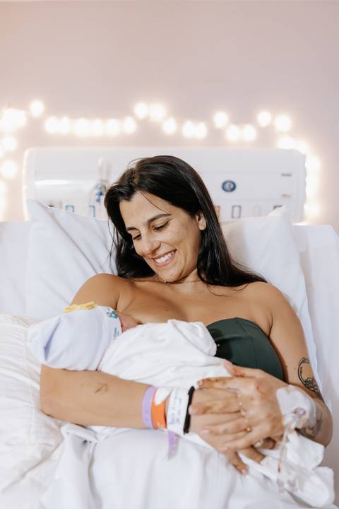 foto de mãe e bebê na maternidade após o parto'