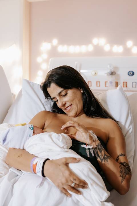 fotografia de mãe e filha na maternidade no Hospital Ana Costa'