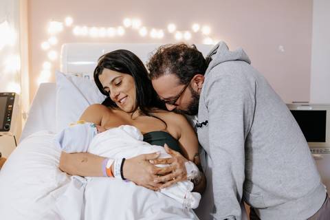 retrato de família na maternidade com bebê recém nascida em Santos'