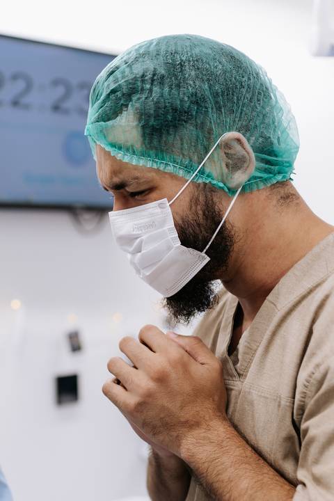 Foto do pai com máscara cirúrgica durante o parto cesárea'