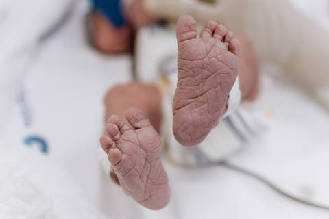 Foto do detalhe dos pés do recém-nascido no dia do parto'