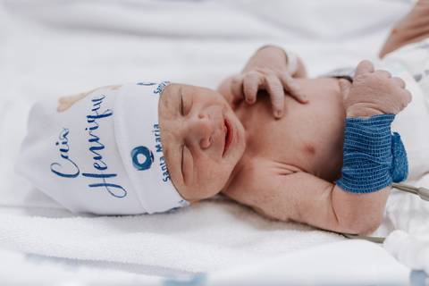 Foto do recém-nascido com touca personalizada no hospital'