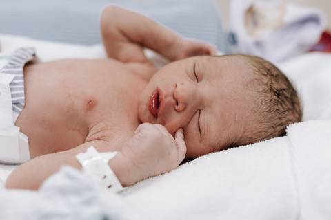 Foto do recém-nascido em repouso na maternidade'