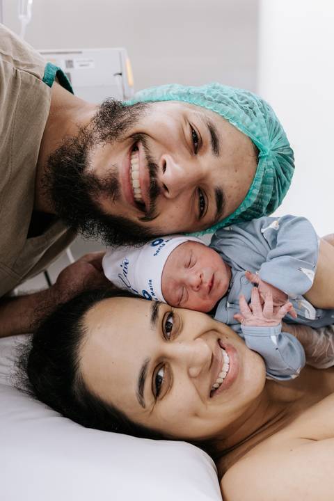 Foto aproximada dos pais com o recém-nascido'