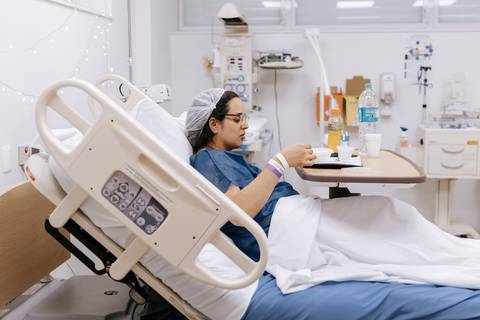 Gestante se alimentando na sala de parto'