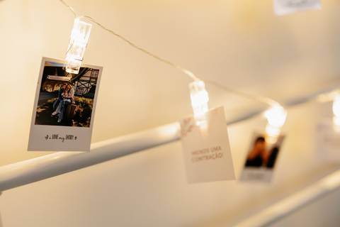 Foto de detalhes da decoração da sala de parto com varal de fotos'