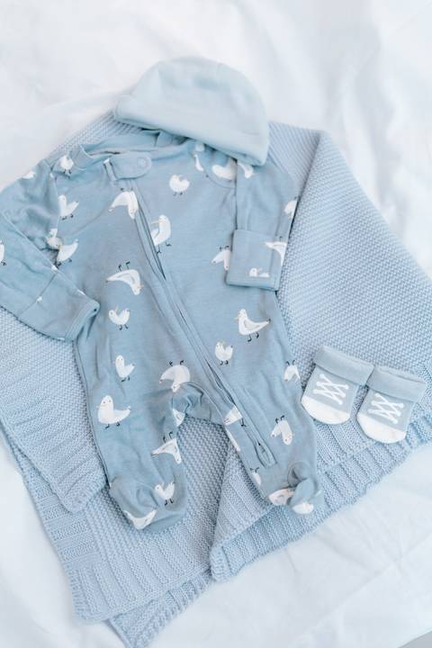 Foto da roupinha azul do bebê para o nascimento'