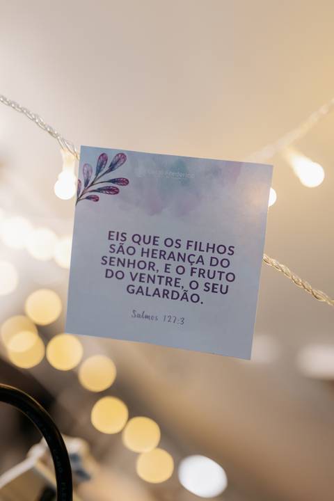 Foto de mensagem bíblica na decoração da sala de parto.'