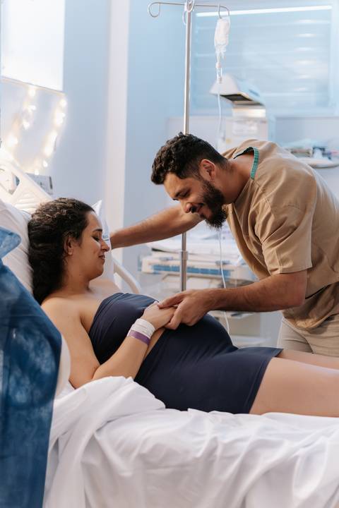 Foto do trabalho de parto com apoio do parceiro.'