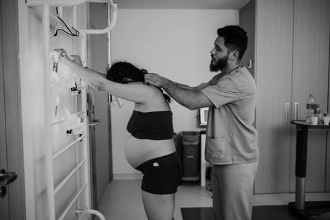 Foto em preto e branco do apoio físico no trabalho de parto'