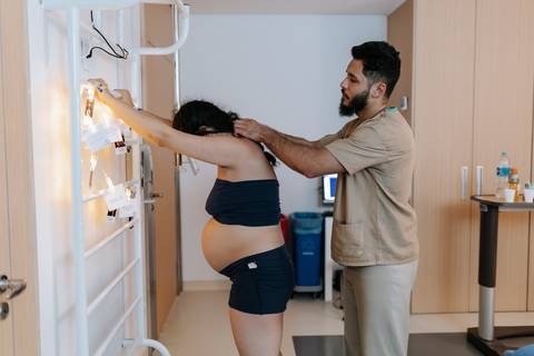 Foto do pai apoiando a gestante na Maternidade Santa Maria'