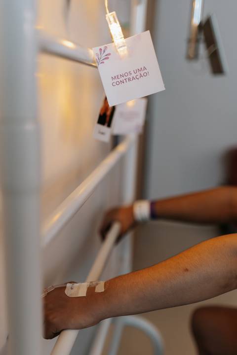 Foto de varal de fotos na decoração da maternidade'