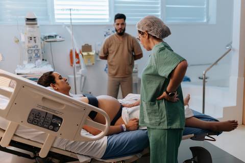 Foto da equipe médica acompanhando o trabalho de parto'
