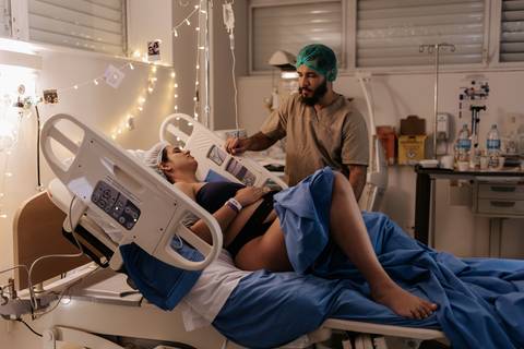 Foto do suporte do parceiro durante as contrações no hospital'