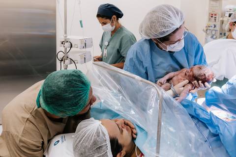 Foto da equipe médica realizando o parto cesárea no Santa Maria'