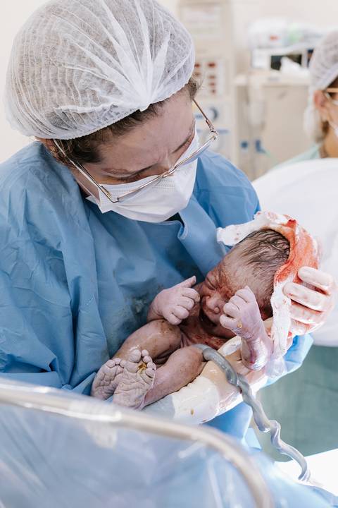 Foto do recém-nascido logo após o nascimento'