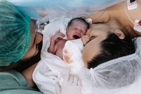 Foto do primeiro contato entre mãe e bebê no centro cirúrgico'