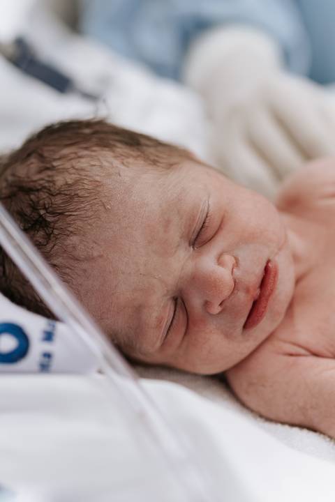 Foto aproximada do bebê dormindo após o parto'