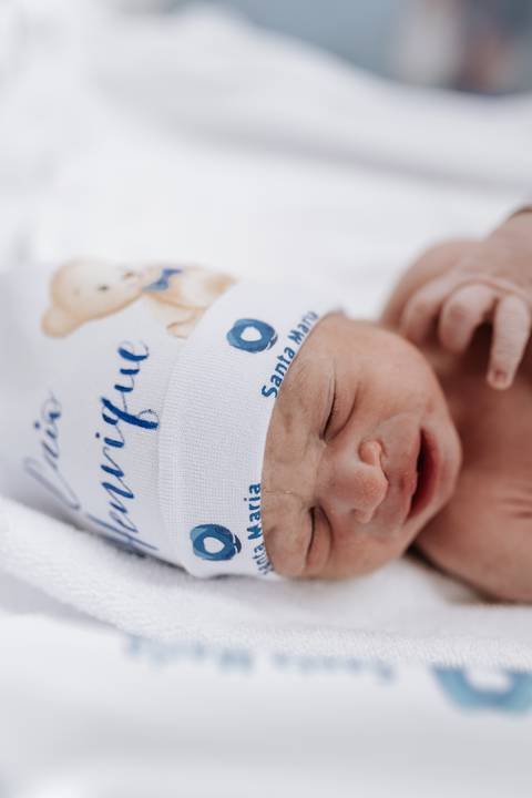 Foto do recém-nascido com touca personalizada de urso'