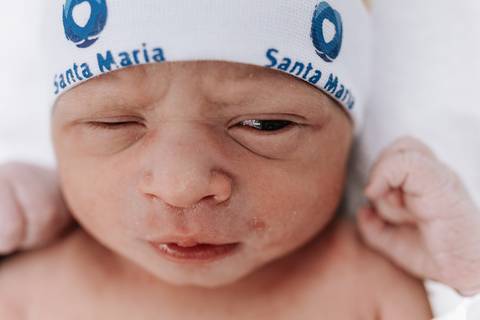 Foto do rosto do bebê com touca da Maternidade Santa Maria'