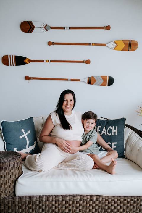 Foto da gestante com filho mais velho em ensaio de família'