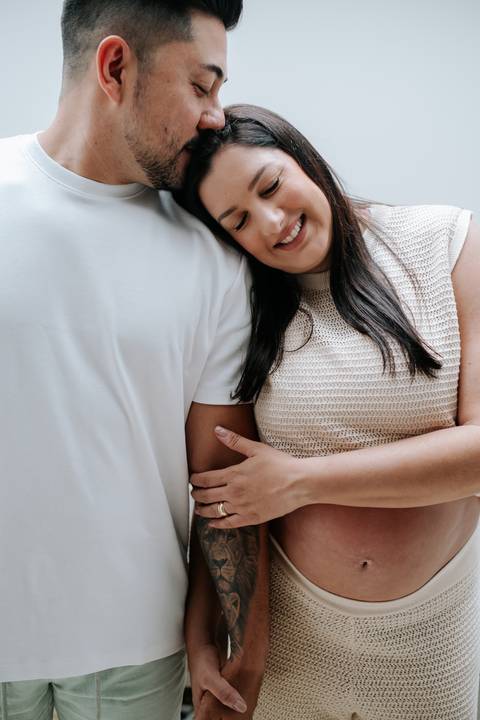 Foto do detalhe das mãos do casal entrelaçadas '