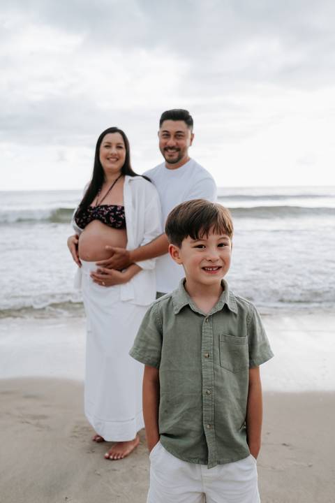 Foto da família reunida na beira do mar'