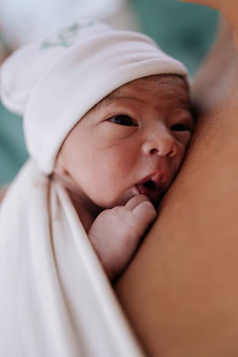 Foto do recém-nascido com touca da Maternidade São Luiz Star.'