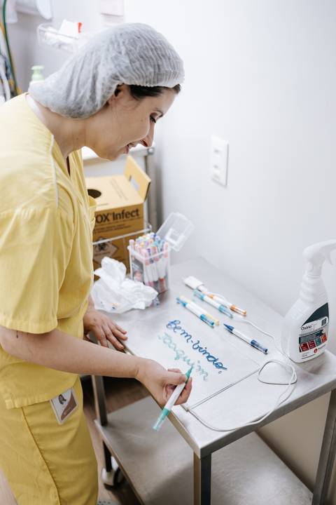 Foto da mesa de procedimentos com itens para recepção do recém-nascido.'