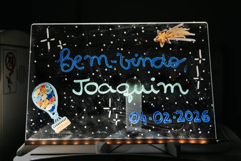 Foto de placa luminosa de boas-vindas na maternidade.'