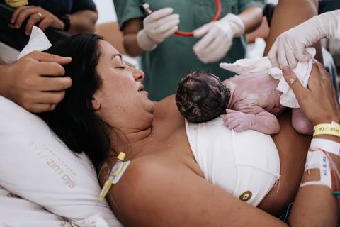 Foto do nascimento do bebê em parto normal.'
