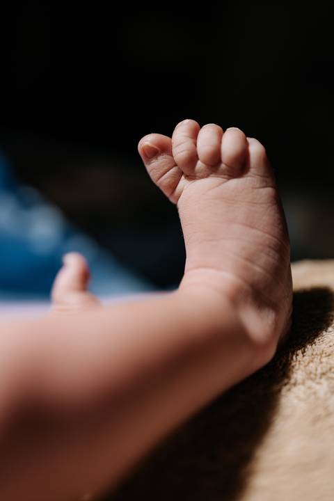 Foto do detalhe do pé do recém-nascido.'