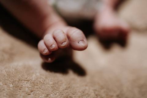 Foto aproximada dos dedos do pé do bebê.'