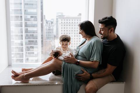 Foto da família na janela. '