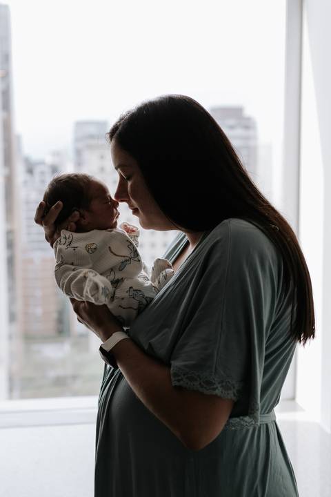 Foto da mãe de narizinho com o recém-nascido.'