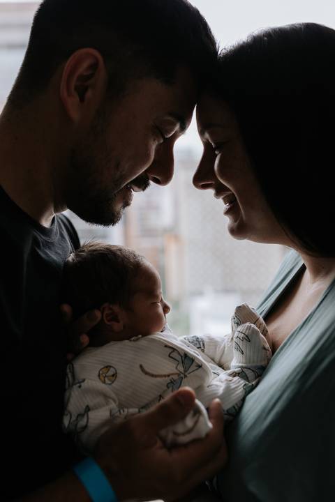 foto da família de perfil. '