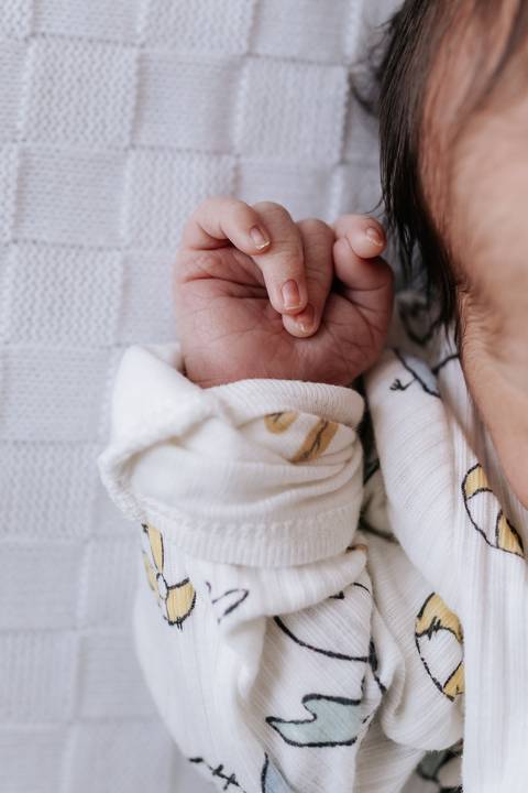Foto do detalhe da mão do recém-nascido.'