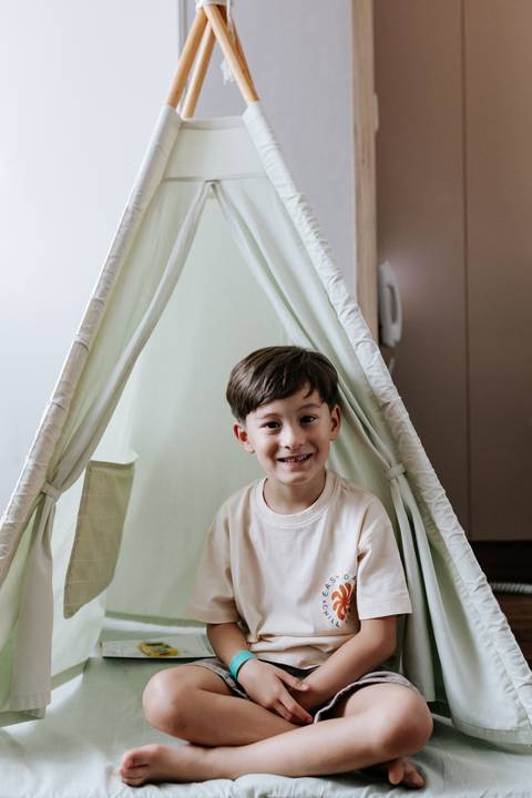 foto do irmão mais velho na barraca decorativa.'